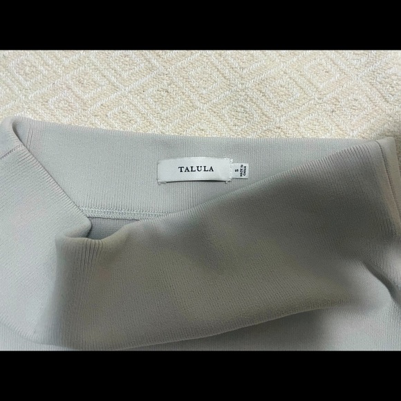 Excellent condition size small aritzia skirt-Perfect with a knit sweater or tank - Picture 2 of 3